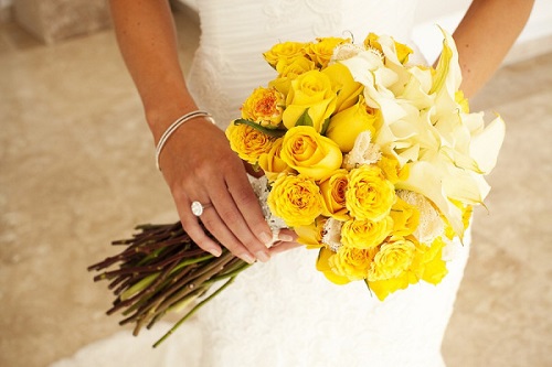Bouquet de noiva com flores amarelas e lindas.