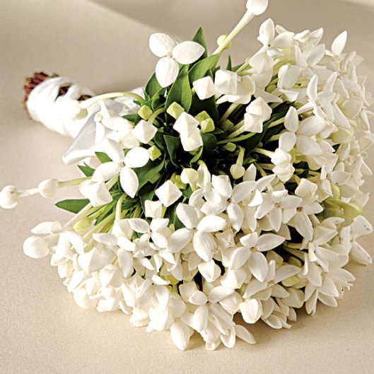 Bouquet de noiva delicada e branca.