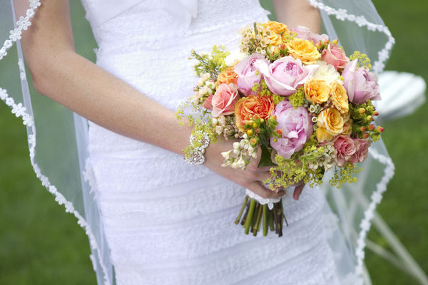 Bouquet de noiva de flores coloridas.
