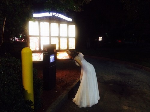 Imagem da noiva bêbada tentando comprar tacos (Foto: Divulgação)