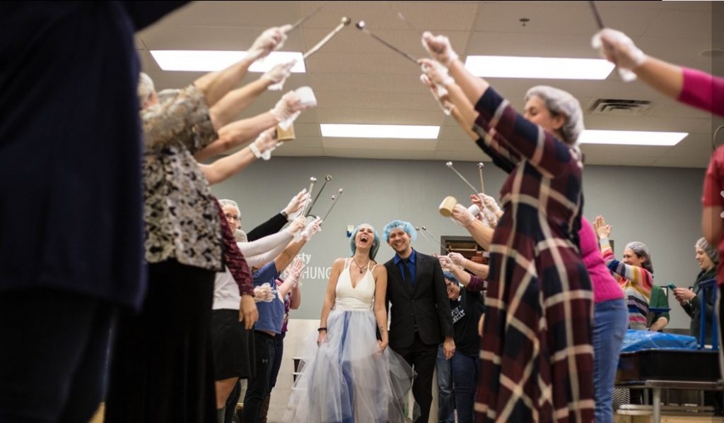 Noivos e convidados fazem caridade durante festa de casamento.