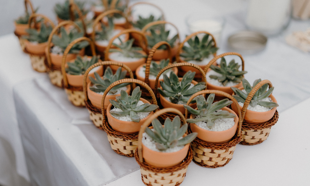 As lembrancinhas feitas à mão adicionam um toque de carinho e autenticidade ao casamento Boho Chic.