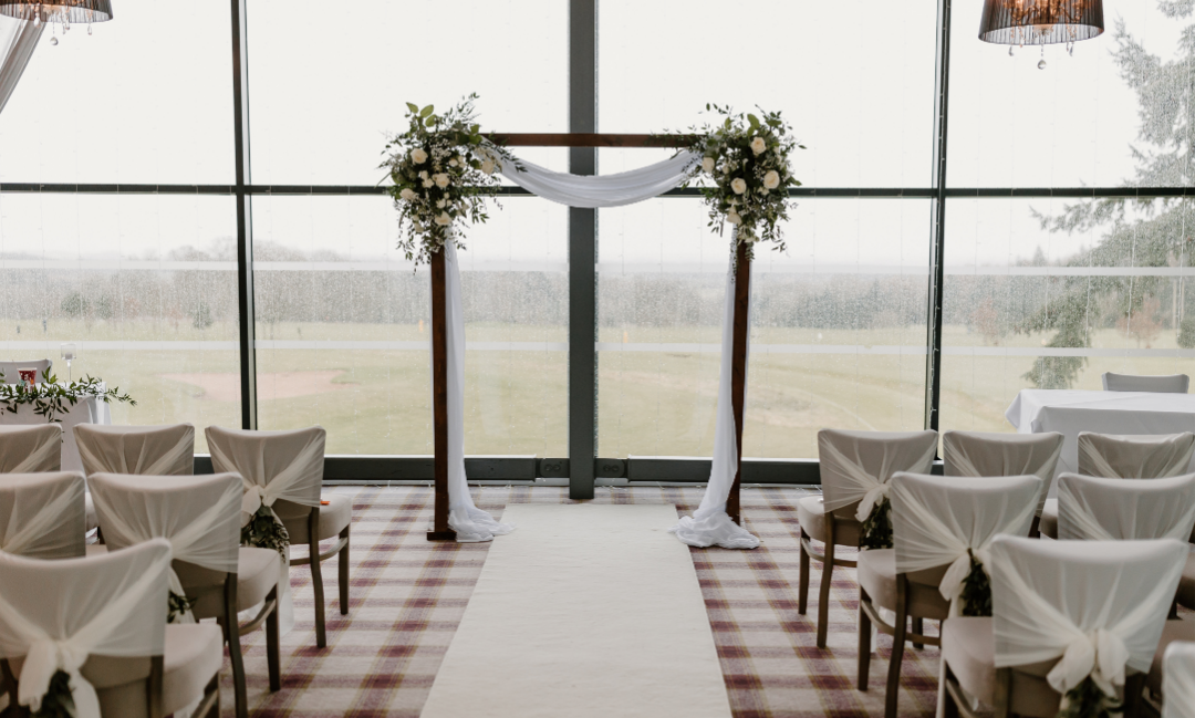 Em cerimônias religiosas, mantenha o altar simples e adorne com flores brancas ou folhagens discretas.