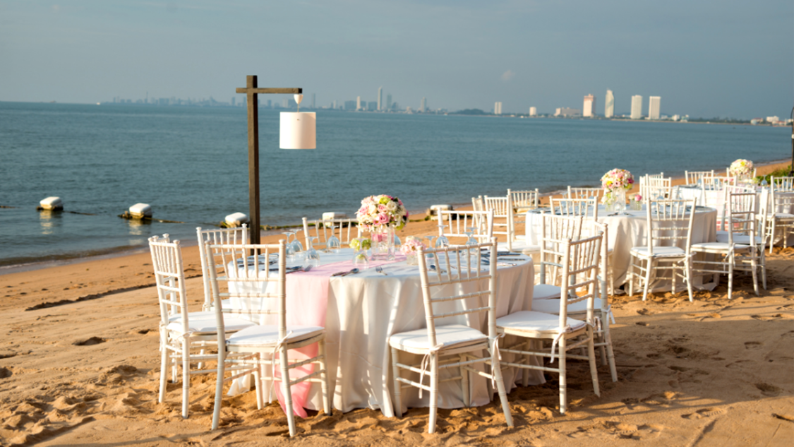 Organizamos um casamento na praia que reflete nosso amor e os detalhes que fazem tudo perfeito.