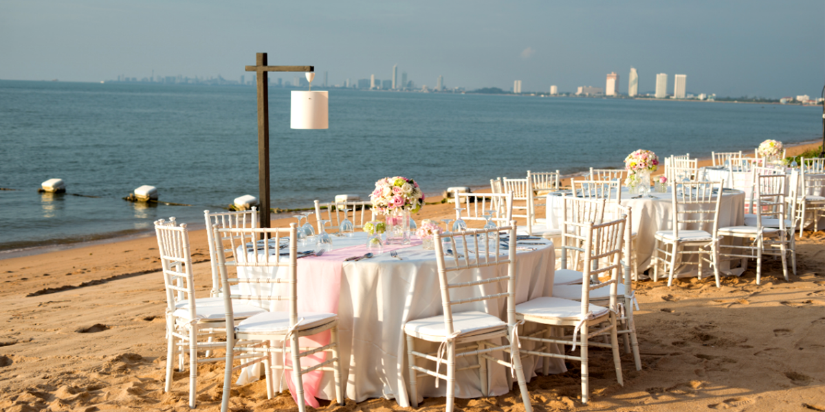 Organizamos um casamento na praia que reflete nosso amor e os detalhes que fazem tudo perfeito.