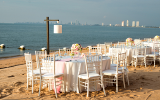 Organizamos um casamento na praia que reflete nosso amor e os detalhes que fazem tudo perfeito.