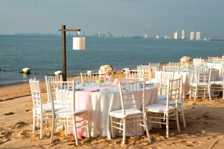 Organizamos um casamento na praia que reflete nosso amor e os detalhes que fazem tudo perfeito.