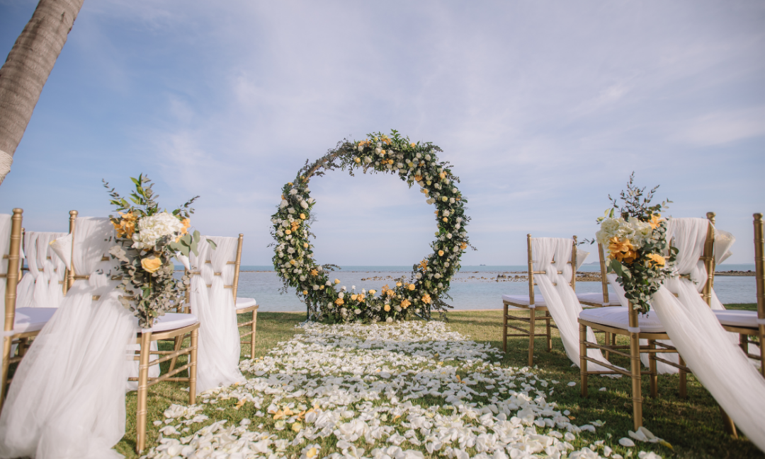 Nada mais encantador que casar à beira-mar, com a natureza como cenário.