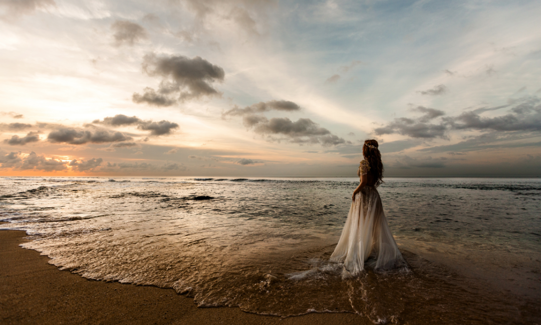 O vestido perfeito para o casamento na praia: fluido, elegante e confortável.