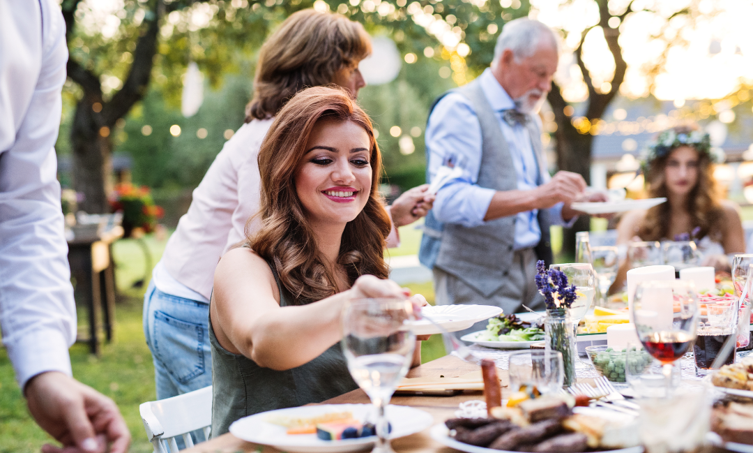 A recepção começa com sorrisos, abraços e boas-vindas aos convidados.