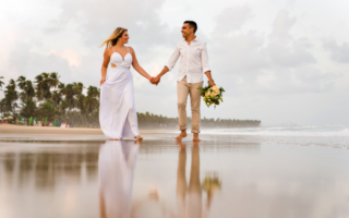 Onde o mar encontra o céu, o casamento perfeito se torna realidade.