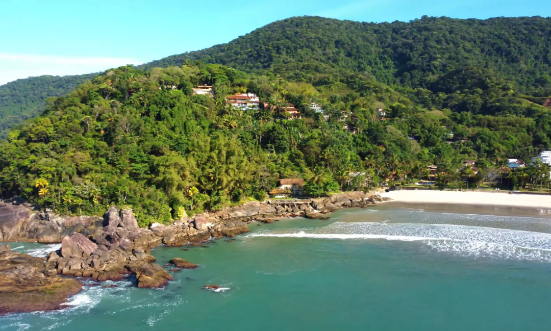 A beleza natural de Barra do Sahy cria um ambiente acolhedor e cheio de personalidade para o 'sim'.