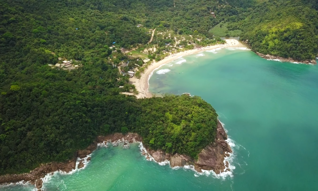 Elegância, modernidade e o mar como cenário: Camburi transforma cada momento em um marco inesquecível.