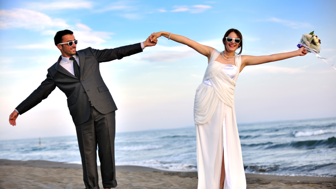 Casar na praia é um momento mágico e inesquecível.