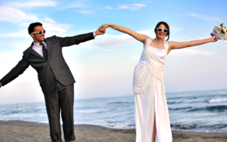 Casar na praia é um momento mágico e inesquecível.