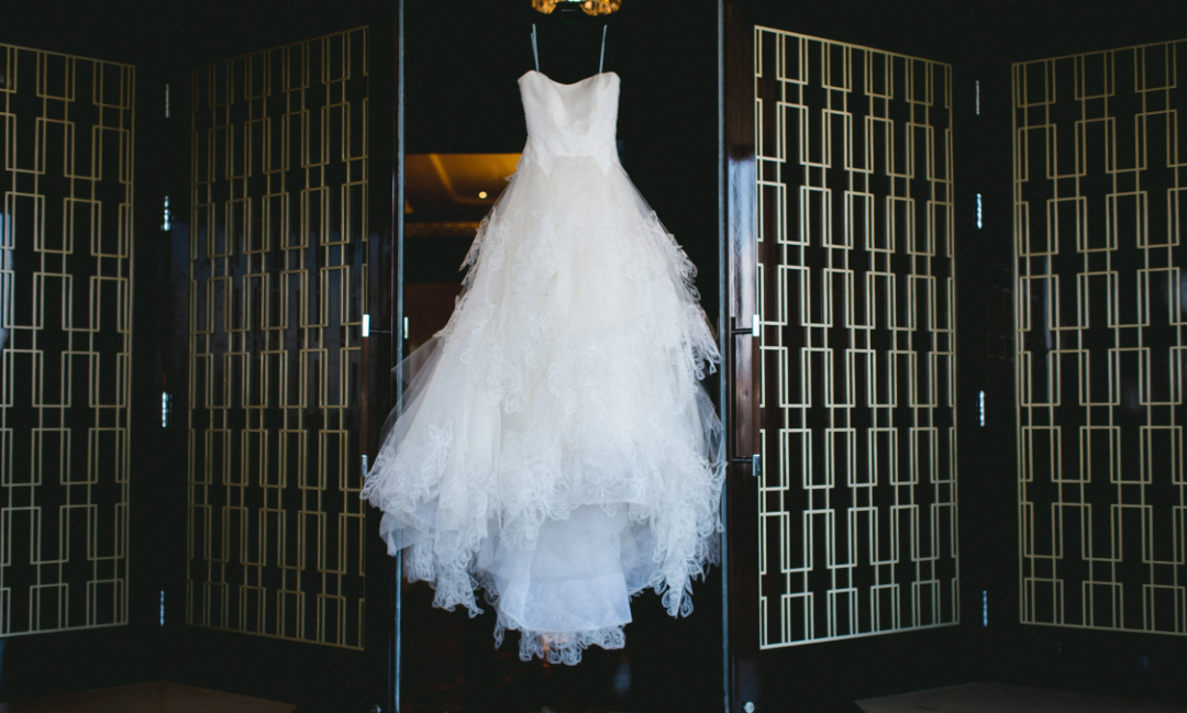 Casamento na praia ou destino dos sonhos? Os tecidos fluidos e leves são perfeitos para o grande dia.