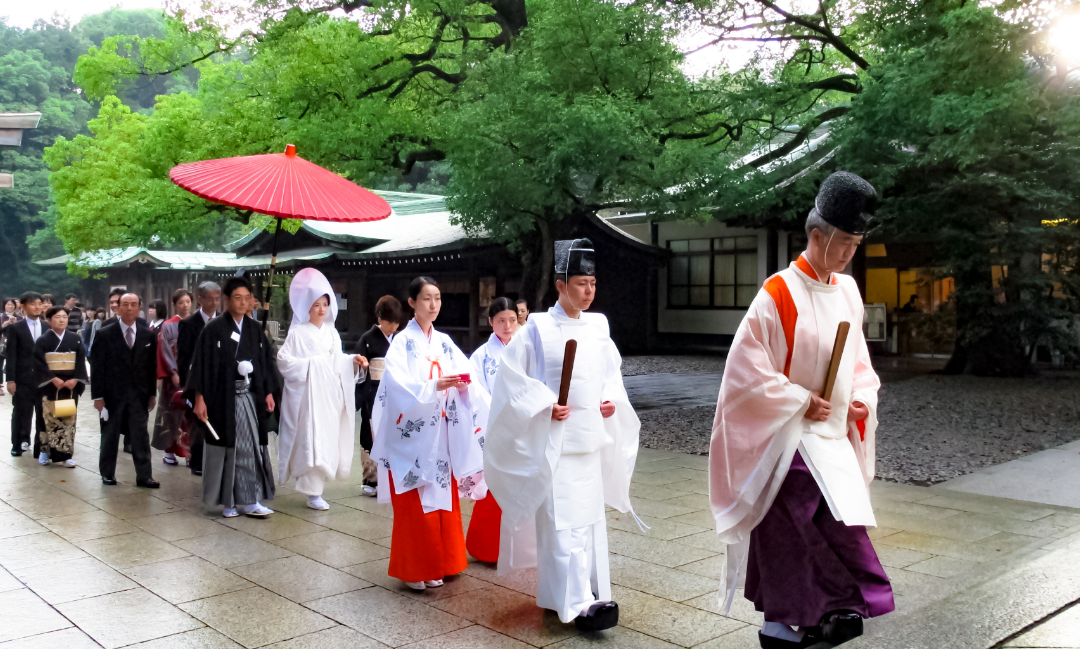 O kimono branco usado pela noiva simboliza pureza e uma nova vida juntos.